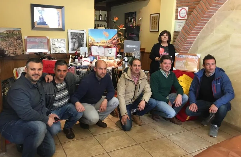 Foto 2 - Carnavaldeltoro.es hace entrega de la Cesta del Antruejo 2019 a su ganadora  