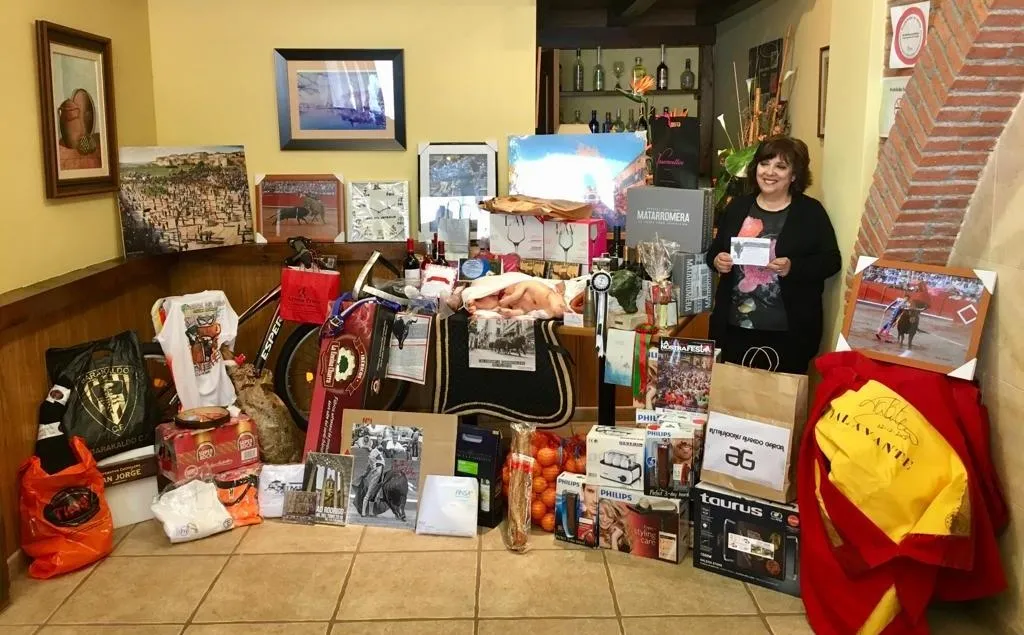 Carnavaldeltoro.es hace entrega de la Cesta del Antruejo 2019 a su ganadora  