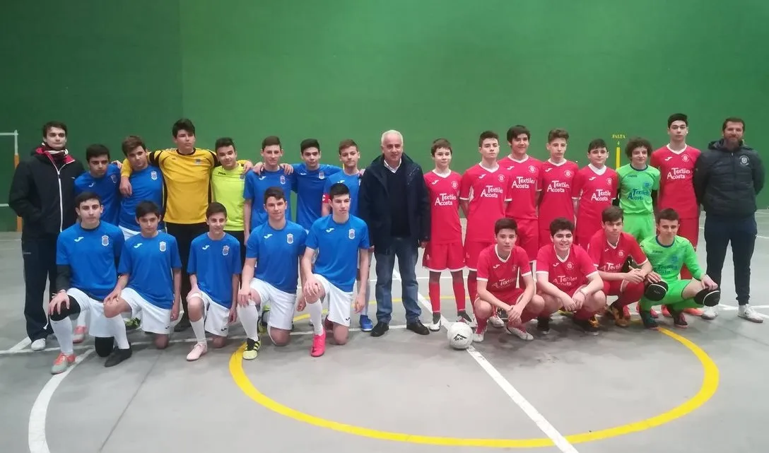 El III Cadete junto a su rival en la semifinal provincial de los Juegos Escolares, el Ayto Santa Marta