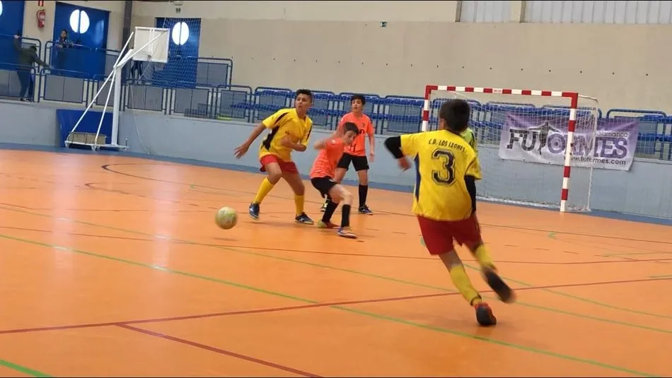 Foto 11 - El equipo Alev&iacute;n del CD Los Leones se proclama campe&oacute;n intercomarcal de f&uacute;tbol sala  
