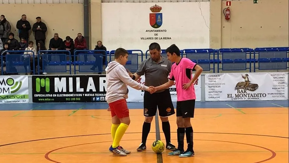 Foto 2 - El equipo Alev&iacute;n del CD Los Leones se proclama campe&oacute;n intercomarcal de f&uacute;tbol sala  