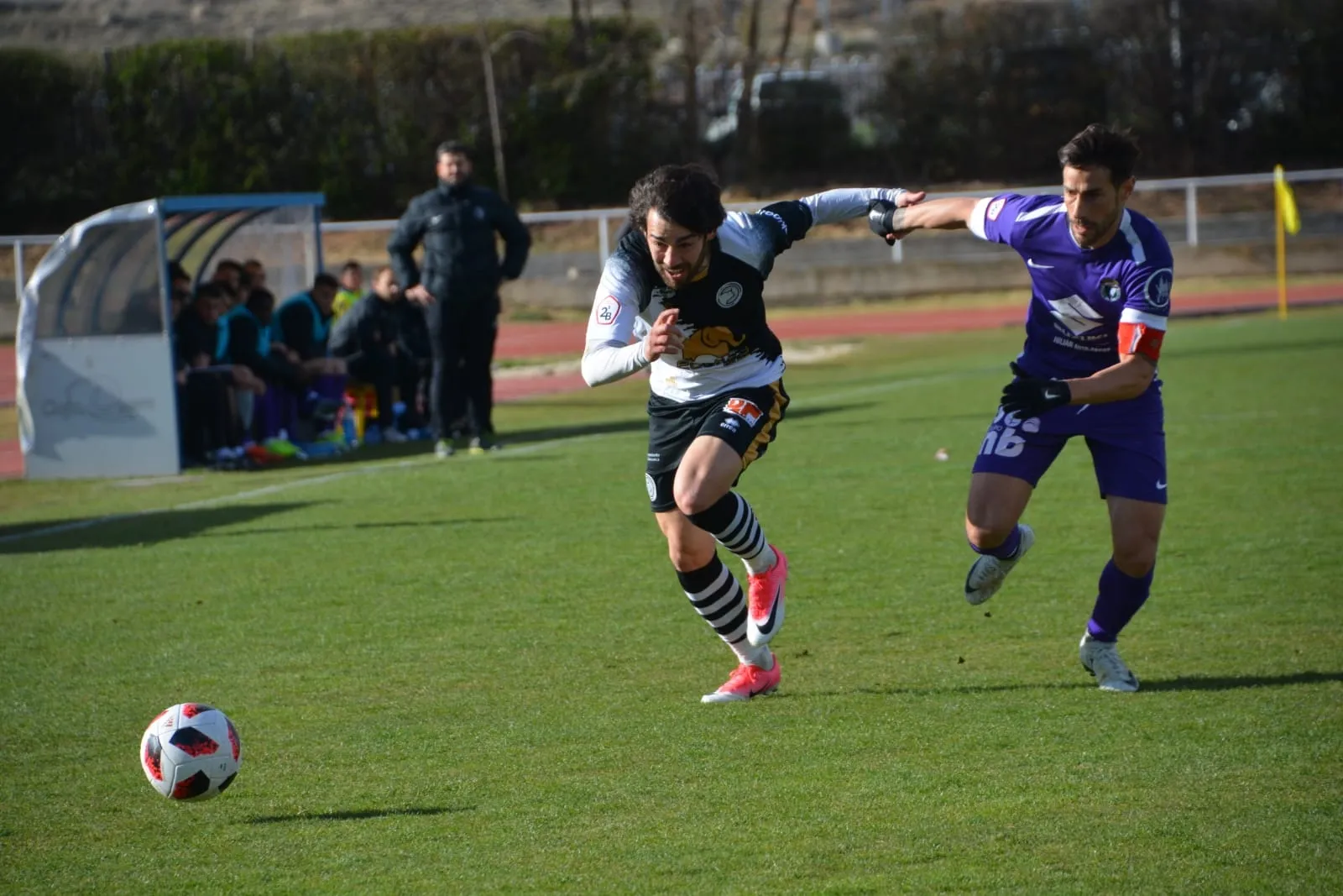 Javi Navas corre a por el balón / Lydia González