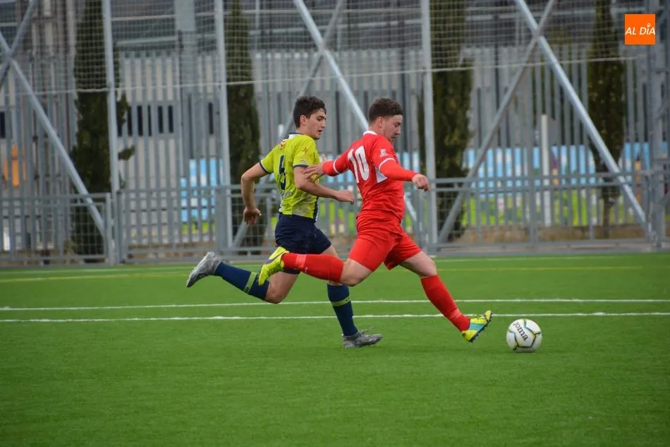 Una acción del partido entre el Navega y el Helmántico / Lydia González