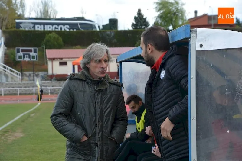 Roberto Aguirre en el área técnica durante el partido