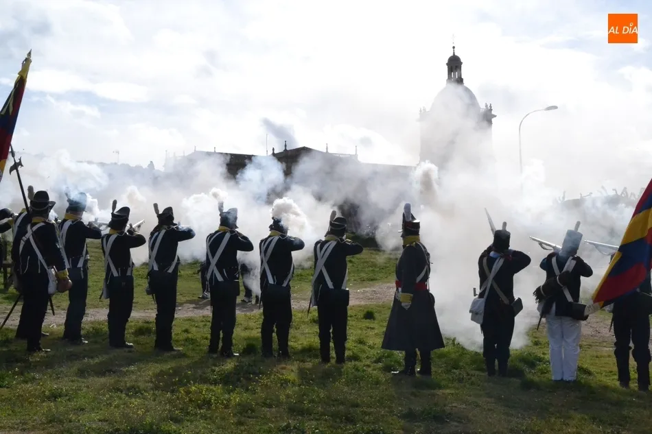 Las tropas aliadas hacen retumbar la ciudad para conseguir liberarla del ejército francés  