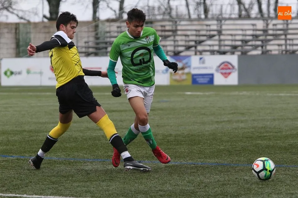 Foto 6 - El Guijuelo Juvenil golea al Capuchinos y sigue en la lucha por el ascenso (4-1)