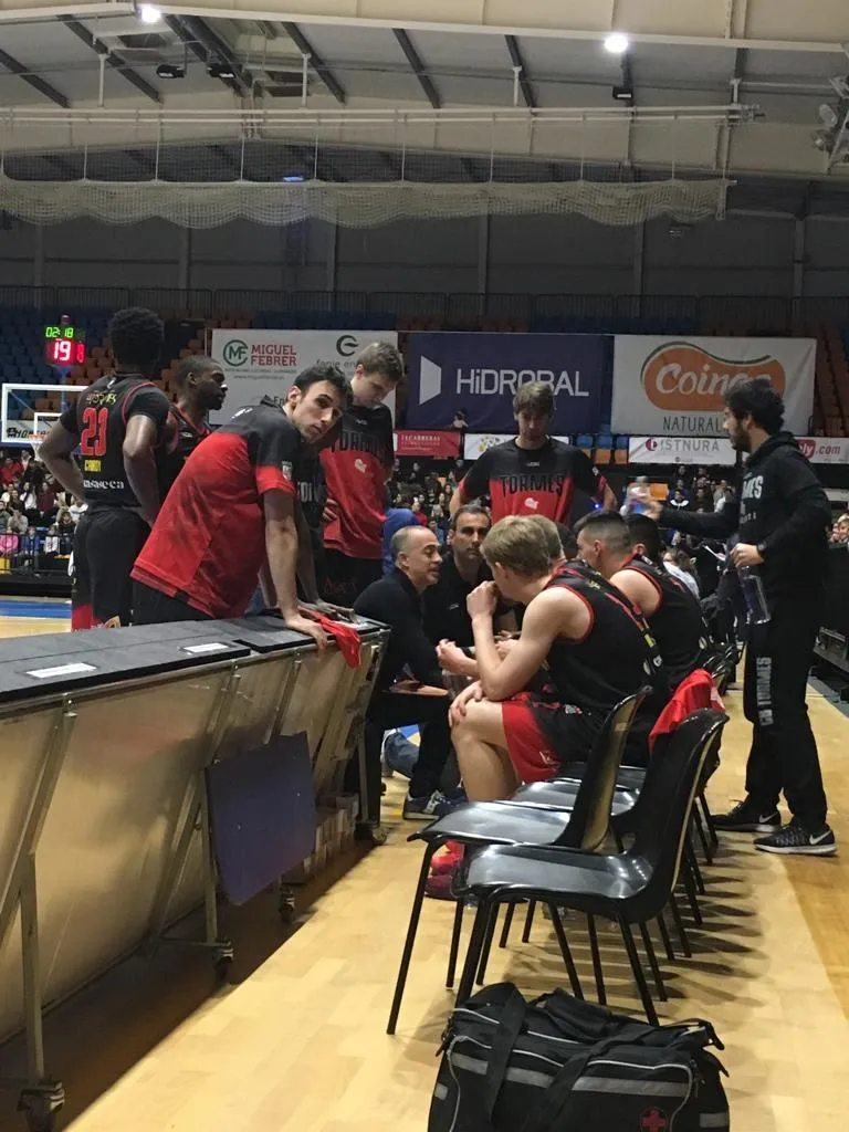Foto 2 - Estrepitosa derrota de La Antigua CB Tormes en Menorca (82-57) para despedirse pr&aacute;cticamente de la ...