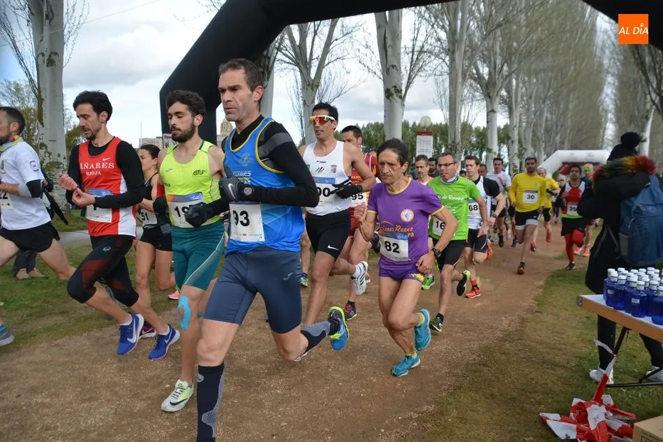 Foto 2 - Daniel Sanz y Ver&oacute;nica S&aacute;nchez se imponen en la carrera del VIII Centenario de la USAL