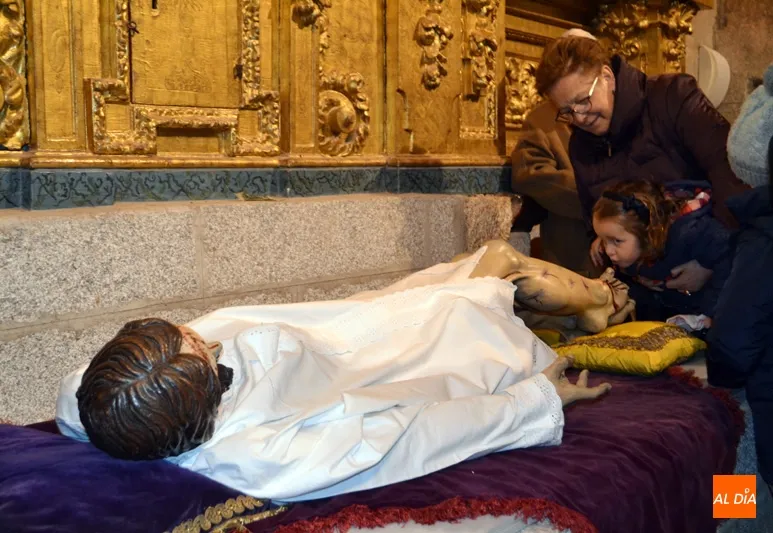 Foto 11 - Cientos de fieles muestran emoci&oacute;n y fe al Santo Cristo de la Cama durante su tradicional cambio...