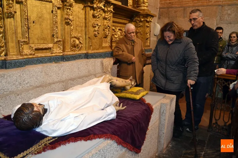 Foto 10 - Cientos de fieles muestran emoci&oacute;n y fe al Santo Cristo de la Cama durante su tradicional cambio...