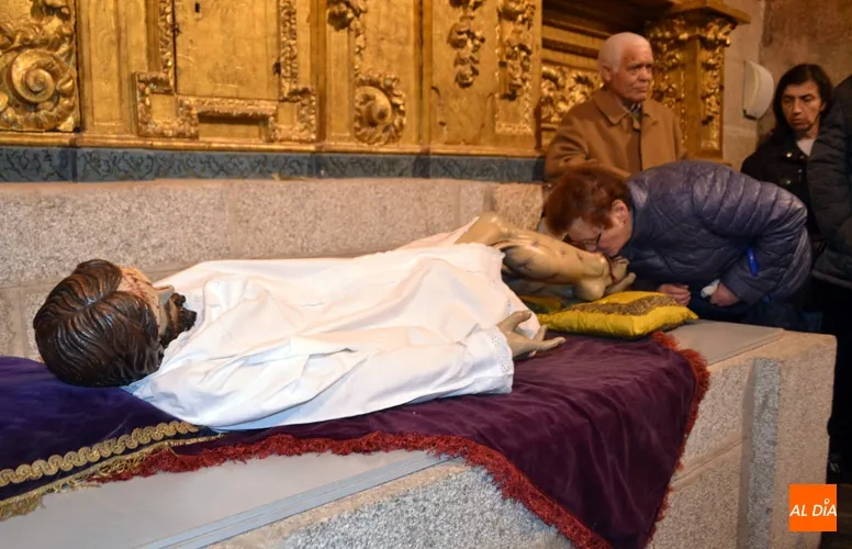 Foto 9 - Cientos de fieles muestran emoci&oacute;n y fe al Santo Cristo de la Cama durante su tradicional cambio...