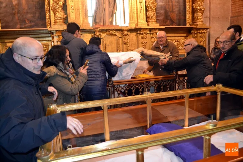 Foto 8 - Cientos de fieles muestran emoci&oacute;n y fe al Santo Cristo de la Cama durante su tradicional cambio...