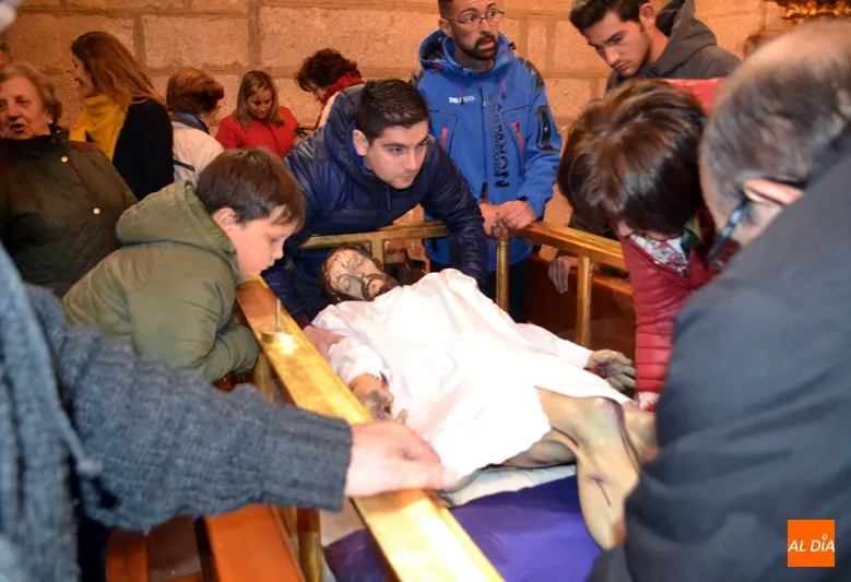 Foto 7 - Cientos de fieles muestran emoci&oacute;n y fe al Santo Cristo de la Cama durante su tradicional cambio...
