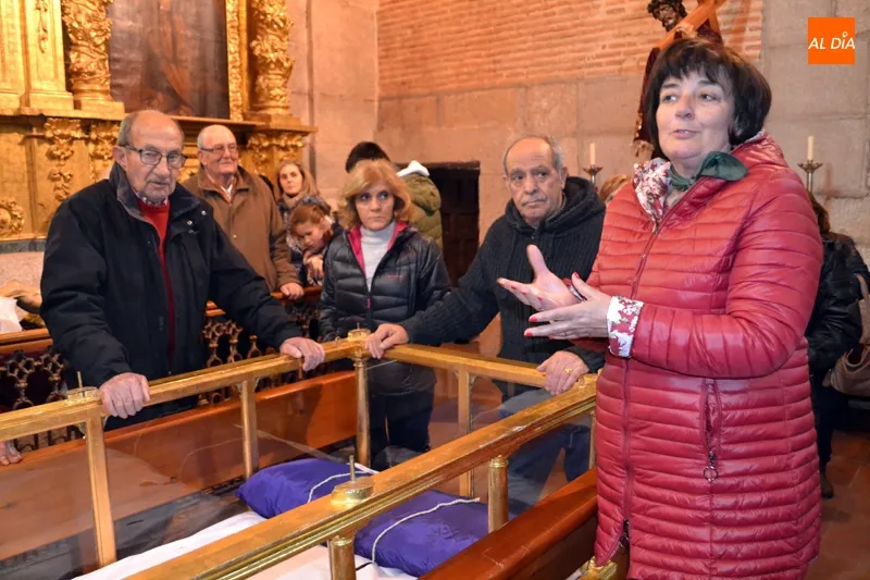 Foto 6 - Cientos de fieles muestran emoci&oacute;n y fe al Santo Cristo de la Cama durante su tradicional cambio...