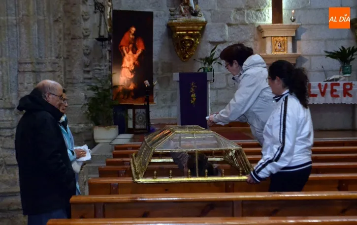 Foto 5 - Cientos de fieles muestran emoci&oacute;n y fe al Santo Cristo de la Cama durante su tradicional cambio...