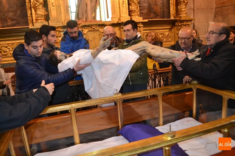 Foto 4 - Cientos de fieles muestran emoci&oacute;n y fe al Santo Cristo de la Cama durante su tradicional cambio...