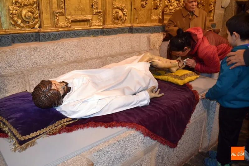 Foto 3 - Cientos de fieles muestran emoci&oacute;n y fe al Santo Cristo de la Cama durante su tradicional cambio...