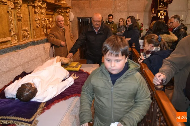 Foto 2 - Cientos de fieles muestran emoci&oacute;n y fe al Santo Cristo de la Cama durante su tradicional cambio...