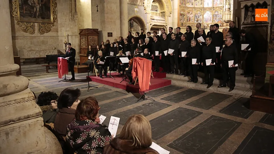 El Coro Vox Vitae actuando en la Catedral Vieja de Salamanca (Foto: Alejandro López)