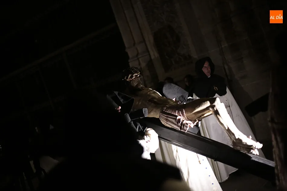 Foto 11 - Sobrecogedor V&iacute;a Crucis entre los muros de la Catedral  