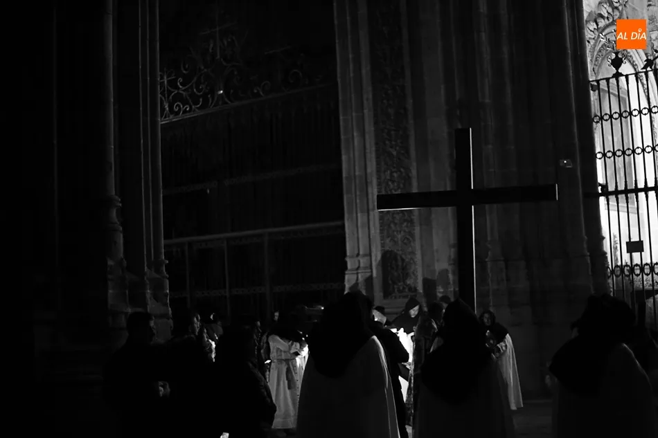 Foto 8 - Sobrecogedor V&iacute;a Crucis entre los muros de la Catedral  