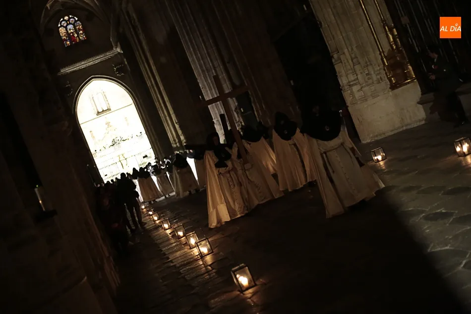 Foto 7 - Sobrecogedor V&iacute;a Crucis entre los muros de la Catedral  