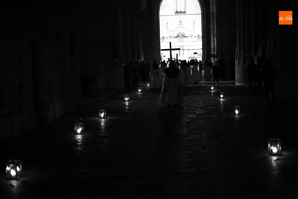 Foto 6 - Sobrecogedor V&iacute;a Crucis entre los muros de la Catedral  