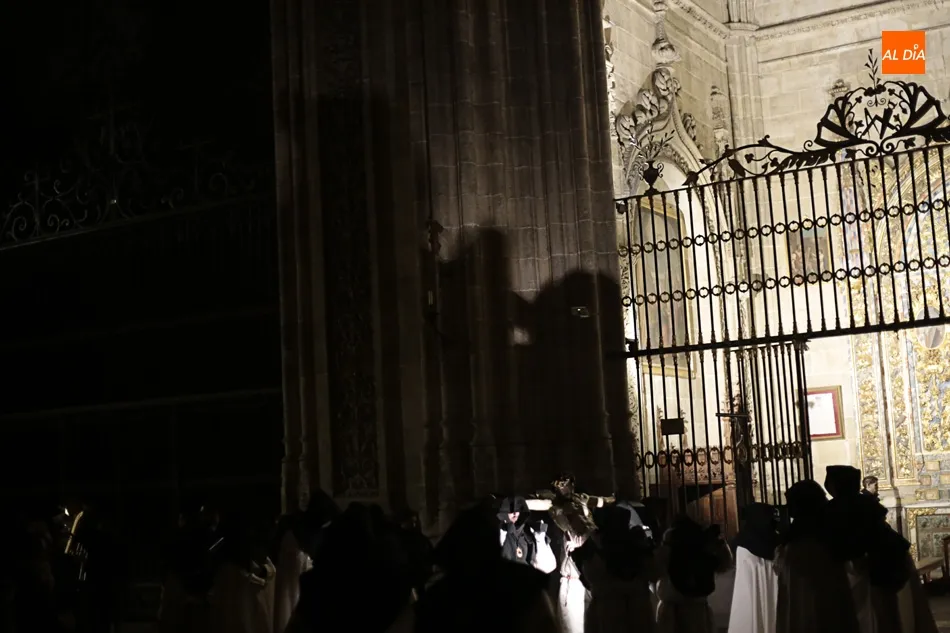 Foto 5 - Sobrecogedor V&iacute;a Crucis entre los muros de la Catedral  