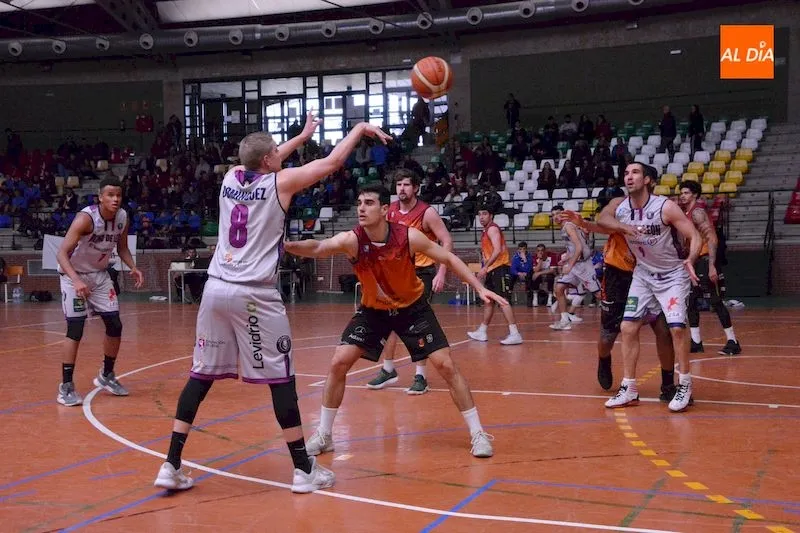 Jugada del encuentro entre el Aquimisa Basket y el Agustinos León