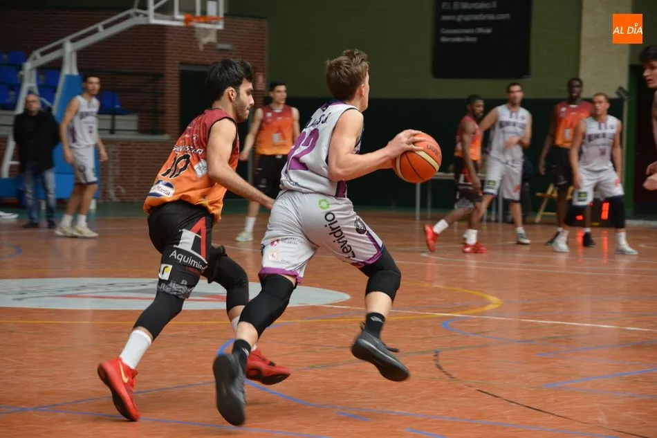 Foto 8 - El Aquimisa Basket suma y sigue tras derrotar de manera contundente al Agustinos Le&oacute;n (78-48)