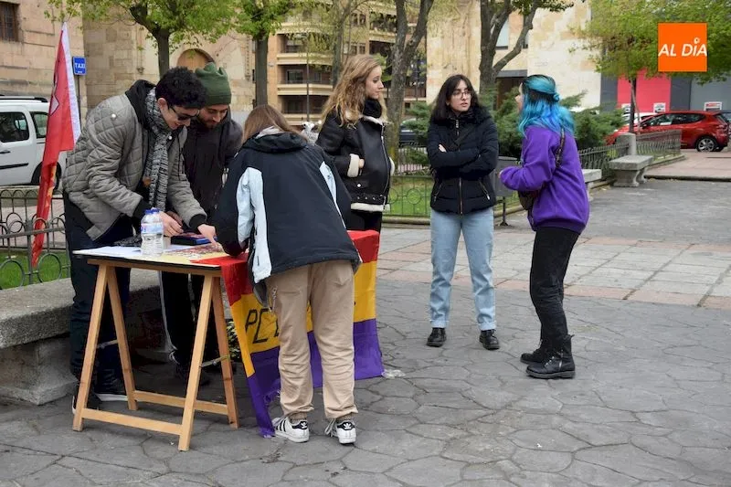 Foto 2 - El PCE y la UJCE se concentran en Salamanca con motivo del 88&ordm; aniversario de la II Rep&uacute;blica