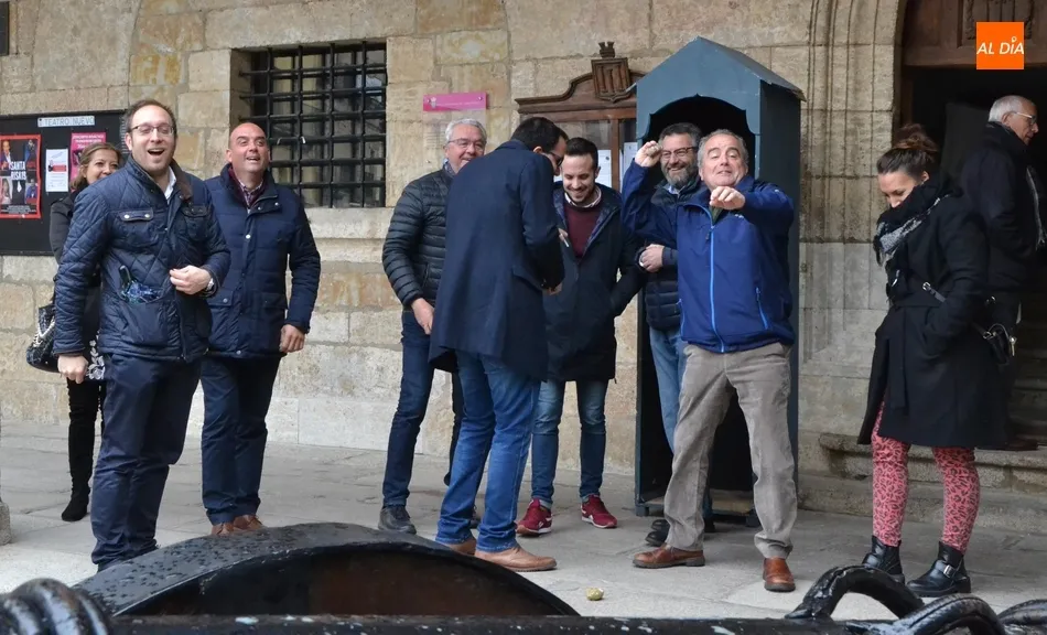 1Foto: Y para rematar, a pedradas con la actual Corporación  