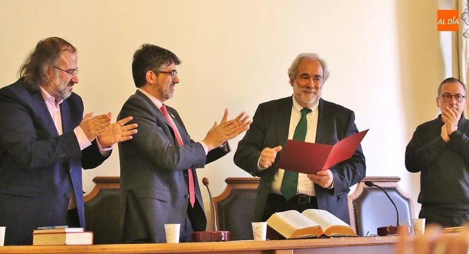 Foto 10 - La poes&iacute;a tuvo protagonismo en el Aula Magna de Filolog&iacute;a