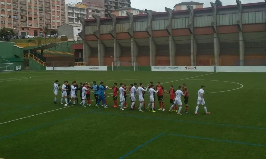 Saludos iniciales entre ambos equipos | Foto Twitter Béjar Industrial