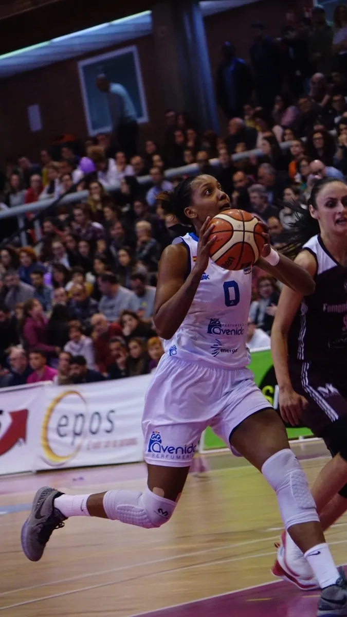 Foto 2 - Perfumer&iacute;as Avenida sufre para despedir la liga con victoria ante el Sant Adri&aacute; (60-63)
