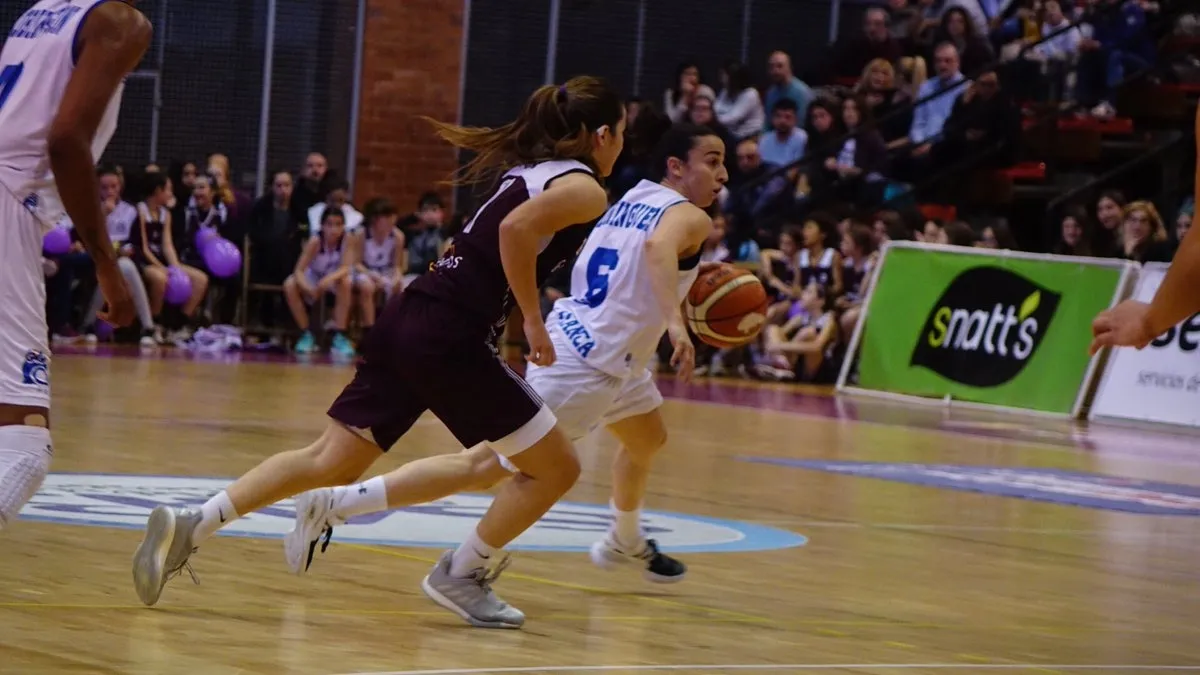 Foto 3 - Perfumer&iacute;as Avenida sufre para despedir la liga con victoria ante el Sant Adri&aacute; (60-63)