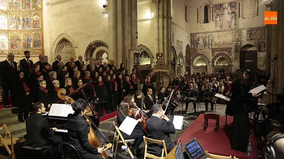 El altar de la Catedral Vieja resonó con los cánticos del Miserere (Foto: Alejandro López)