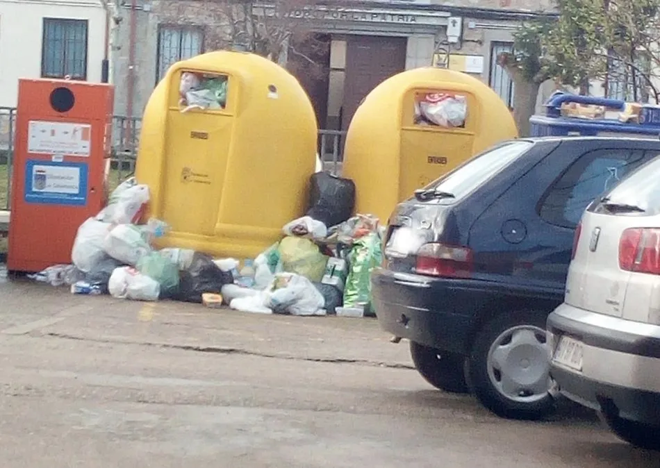 Foto 2 - Contenedores de reciclaje sin recoger hace d&iacute;as