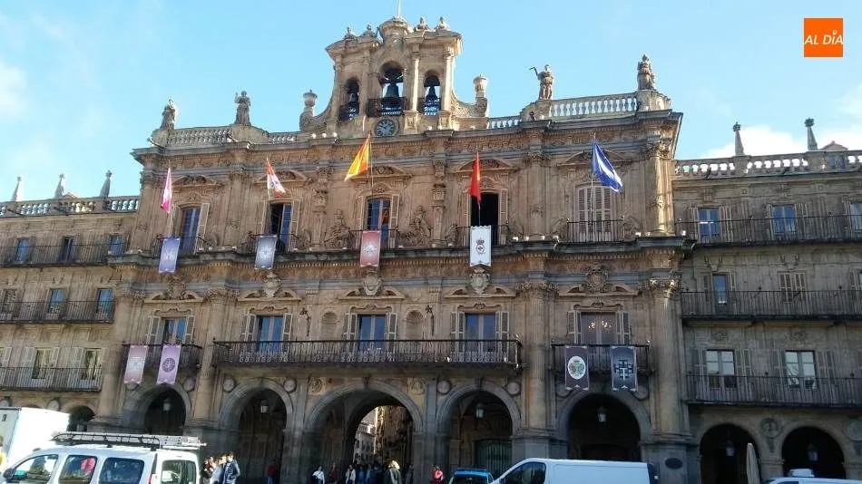 Fachada del Ayuntamiento, en la Plaza Mayor, con los estandartes de las hermandades y cofradías