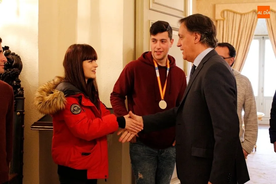 Foto 2 - El Ayuntamiento homenajea a los alumnos del CIFP R&iacute;o Tormes que participaron en el FP Skills