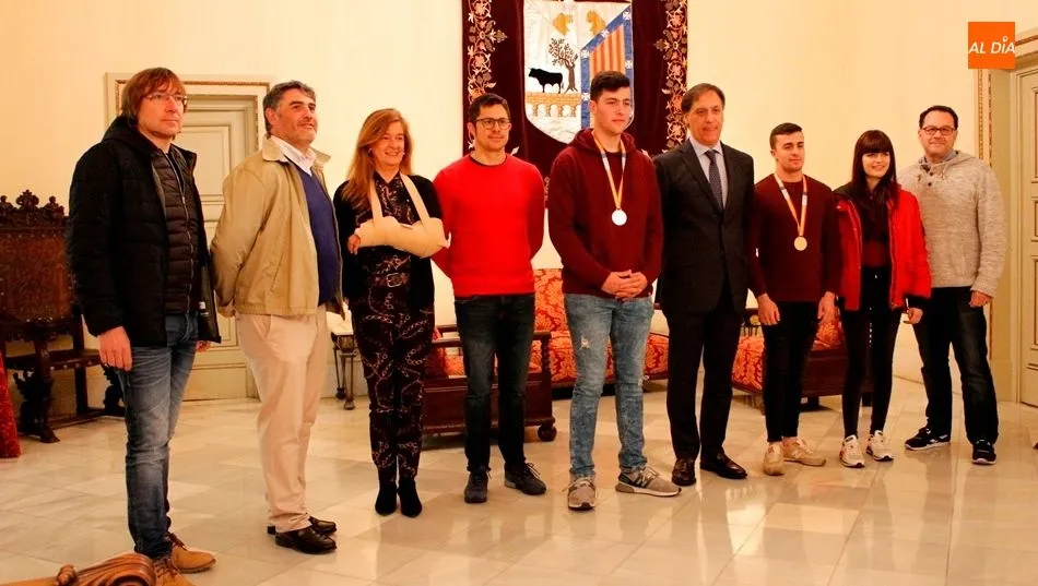 Alumnos y docentes del CIFP Río Tormes, que participaron en el FP Skills, junto al alcalde, Carlos García Carbayo