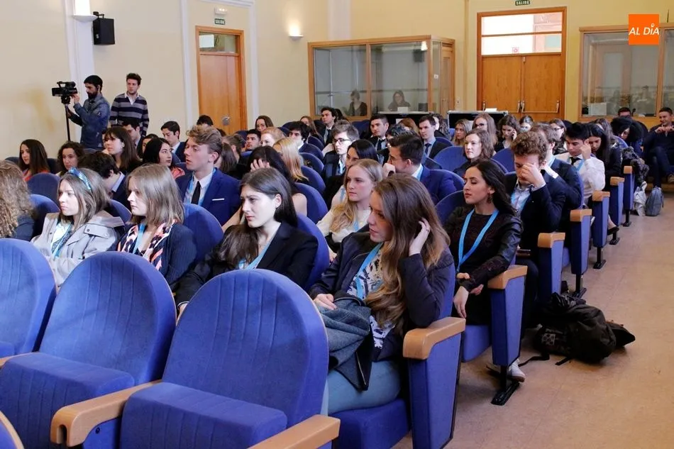 Foto 3 - MUNUSAL, un debate internacional simulando a las Naciones Unidas