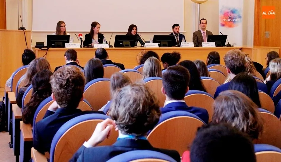 La vicerrectora de Estudiantes y Sostenibilidad, Ana Belén Ríos, en el centro, en esta sesión de MUNUSAL, en la facultad de Traducción y Documentación. Foto de Elena López