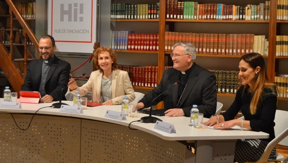 La rectora de la UPSA, Mirian Cortés, en el centro, junto al obispo de Cartagena y miembro de la Comisión Episcopal de Medios de Comunicación Social, José Manuel Lorca. Foto UPSA