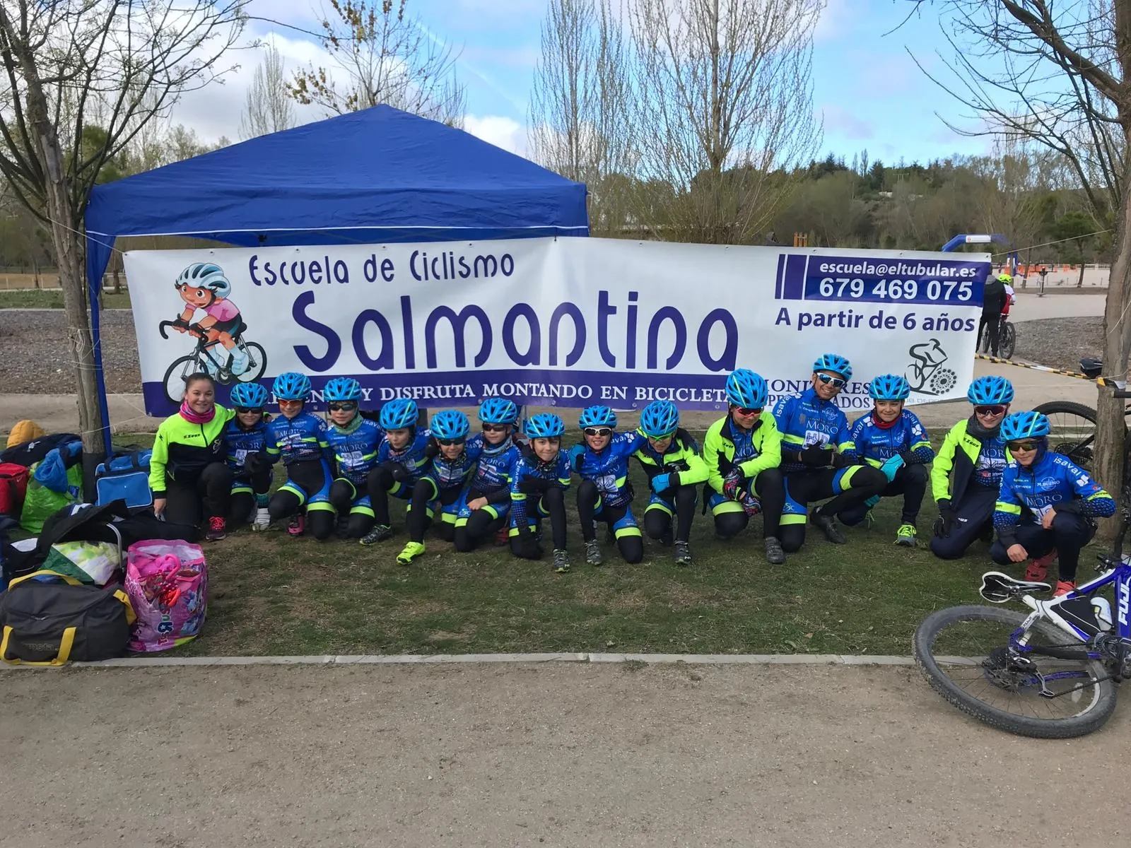 Foto de familia de la Escuela de Ciclismo