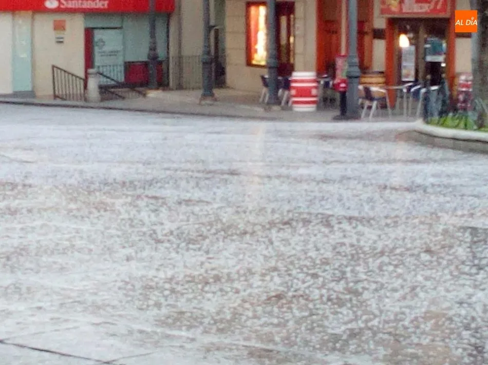 Foto 11 - Un tremenda granizada cubre de blanco las calles de Alba de Tormes