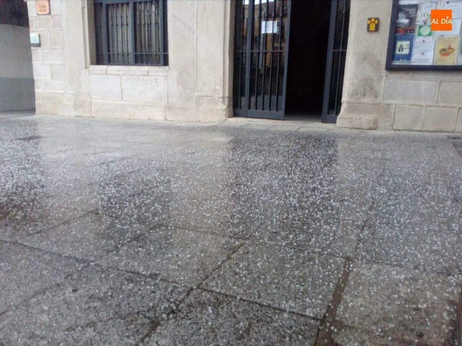 Foto 10 - Un tremenda granizada cubre de blanco las calles de Alba de Tormes
