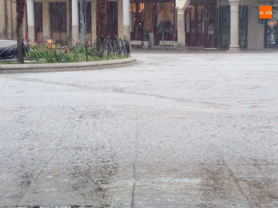 Foto 9 - Un tremenda granizada cubre de blanco las calles de Alba de Tormes