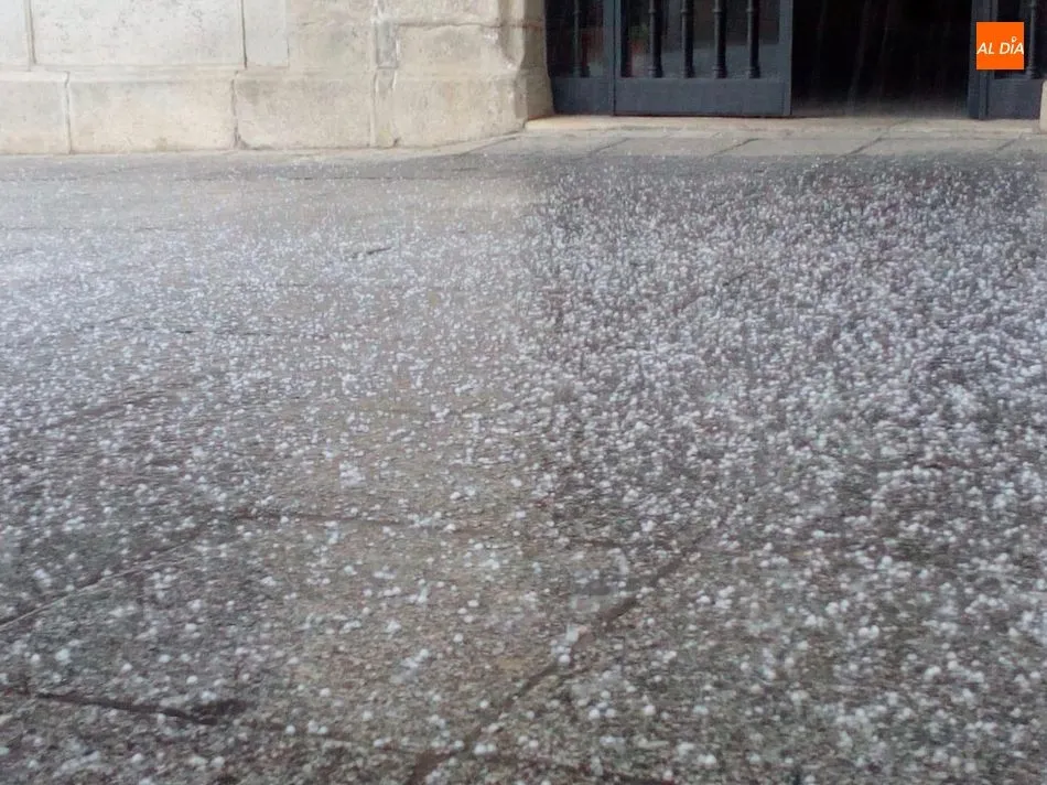 Foto 8 - Un tremenda granizada cubre de blanco las calles de Alba de Tormes