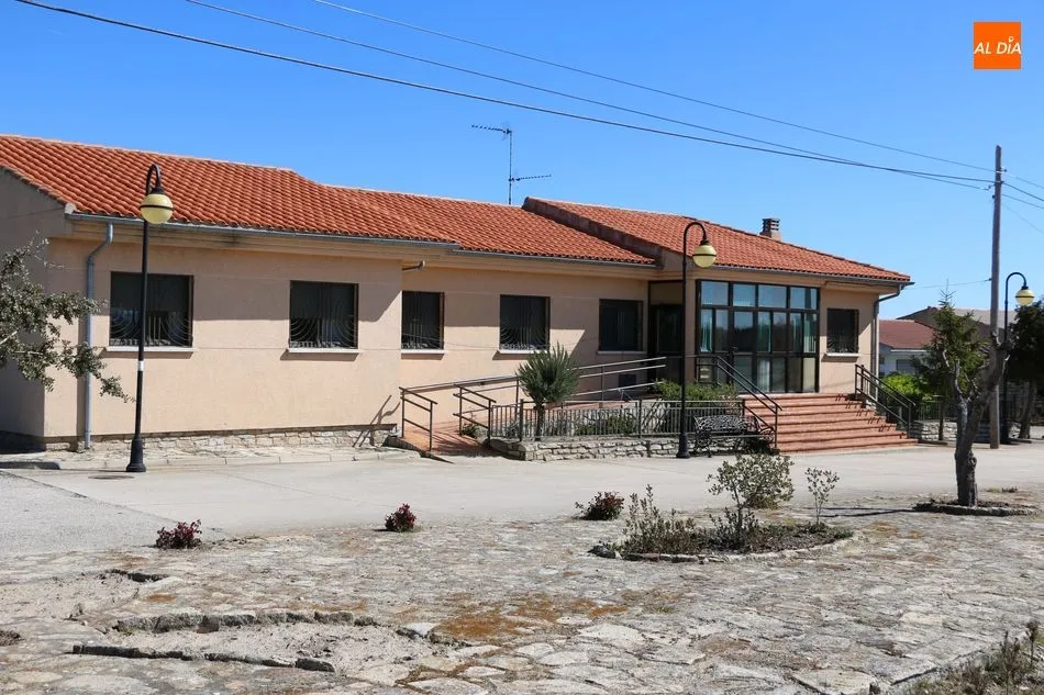 Mejoras en el Centro de la Tercera Edad y zona de césped ampliada en las piscinas municipales | CORRAL